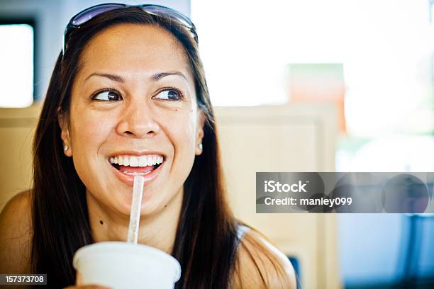 Riendo A La Hora Del Almuerzo Foto de stock y más banco de imágenes de Adolescencia - Adolescencia, Adolescente, Adulto