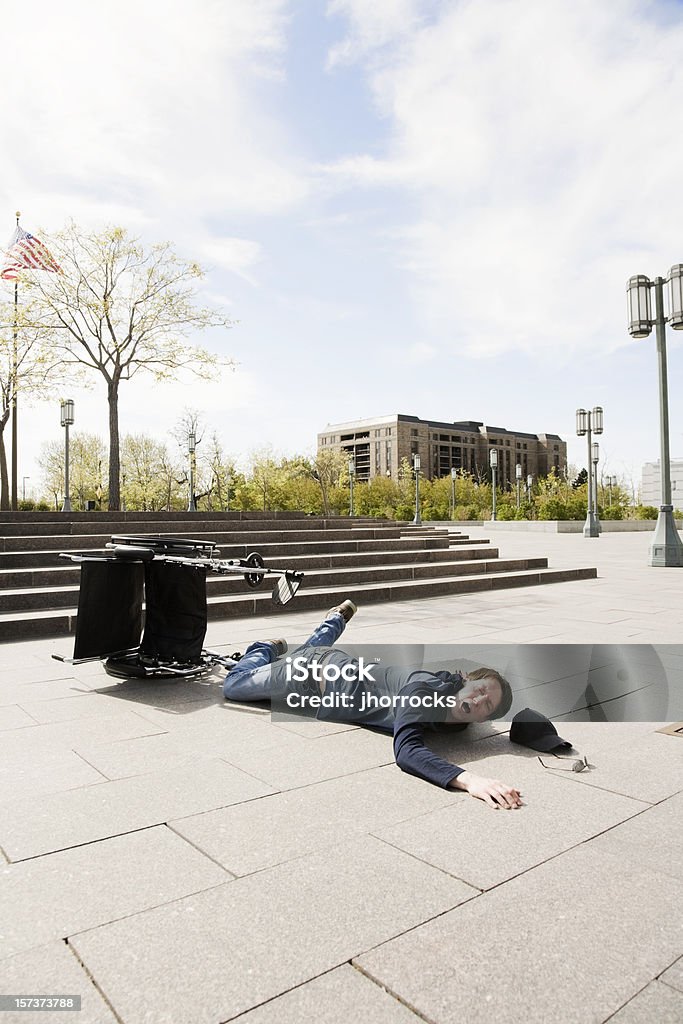 Caída por las escaleras y no puedes acceder - Foto de stock de Hombres libre de derechos