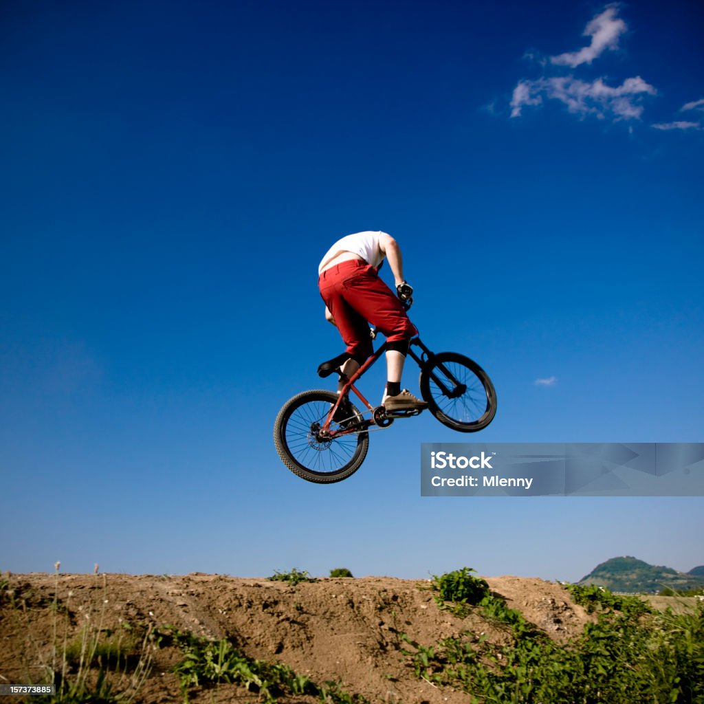 Voando bicicleta ciclista Jumping - Foto de stock de Adulto royalty-free