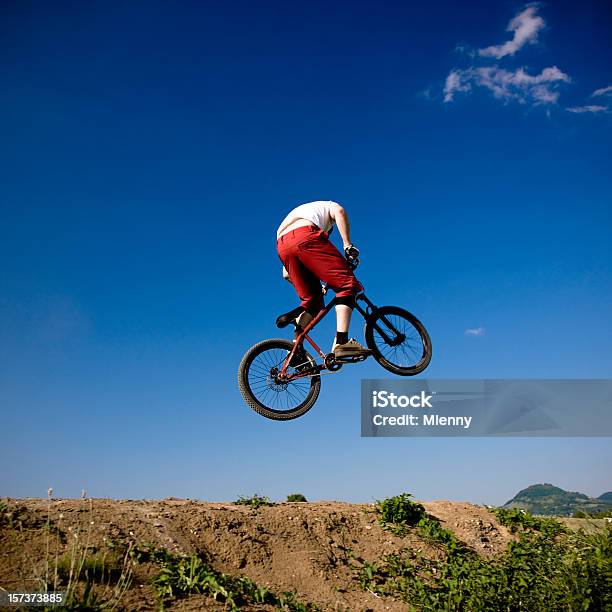 Foto de Voando Bicicleta Ciclista Jumping e mais fotos de stock de Adulto - Adulto, Atividade, Atividade Física