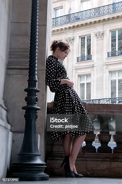 Donna A Parigi - Fotografie stock e altre immagini di Parigi - Parigi, Balcone, Francia