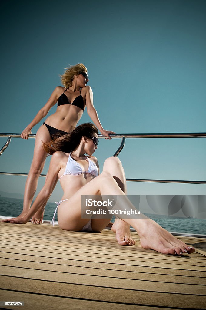 sexy fille sur le bateau - Photo de Croisière libre de droits