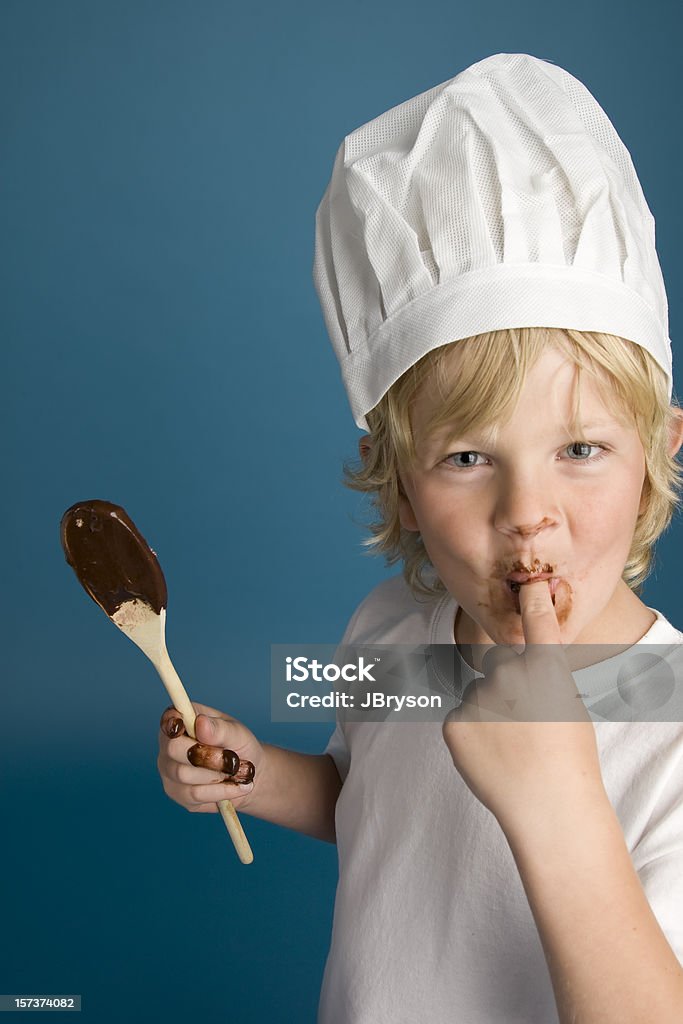 Young Boy gustos Brownie masa empanada - Foto de stock de Niño libre de derechos