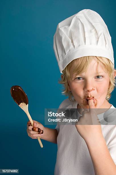 Foto de Jovem Garoto Sabores Brownie Massa e mais fotos de stock de Criança - Criança, Assar, Chef de cozinha