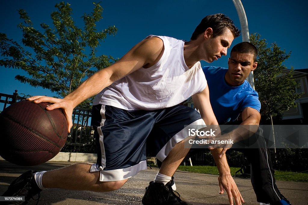Juego de básquetbol al aire libre - Foto de stock de Actividad al aire libre libre de derechos
