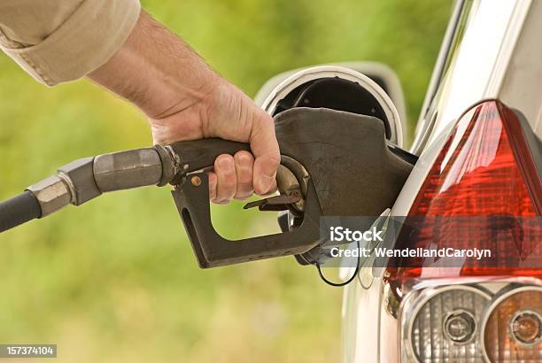 Рука Биться Бензин — стоковые фотографии и другие картинки АЗС - АЗС, Автомобиль, Бензин