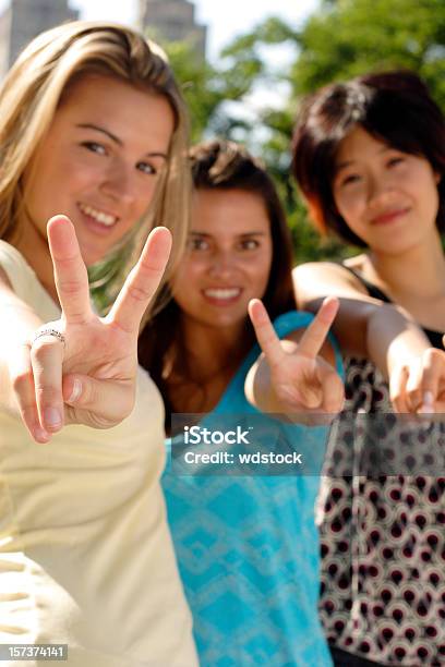 Foto de Paz Para Todos e mais fotos de stock de Adolescente - Adolescente, Adolescentes Meninas, Adulto