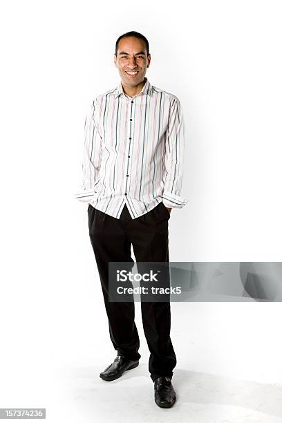 Cordial E Informal Longitud Completa Retrato De Un Sonriente Hombre Asiático Foto de stock y más banco de imágenes de Hombres