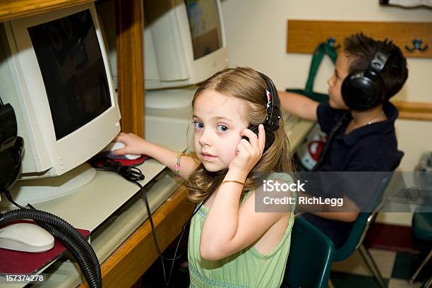 Escuela Preescolar Niños En Un Montaje Tipo Aula Foto de stock y más banco de imágenes de Alegre - Alegre, Aprender, Auriculares - Equipo de música