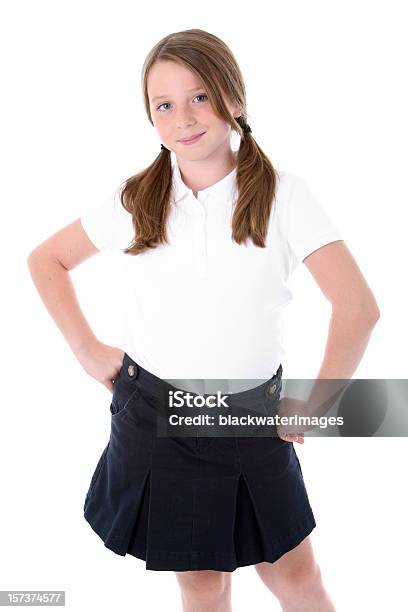 Mädchen In Uniform Stockfoto und mehr Bilder von Hand an der Hüfte - Hand an der Hüfte, 8-9 Jahre, Freisteller – Neutraler Hintergrund