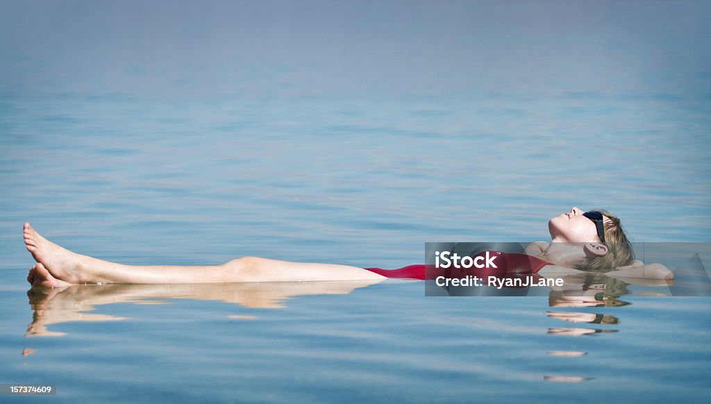 Entspannende Junge Frau auf Urlaub Swimmingpool - Lizenzfrei Totes Meer Stock-Foto