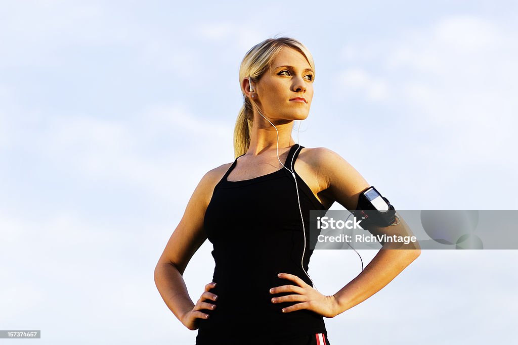 Молодая женщина, мышления во время тренировки - Стоковые фото 20-24 года роялти-фри