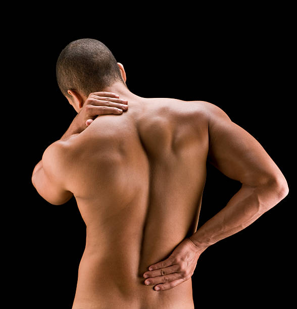 douleurs dorsales - shirtless human spine back human hand photos et images de collection