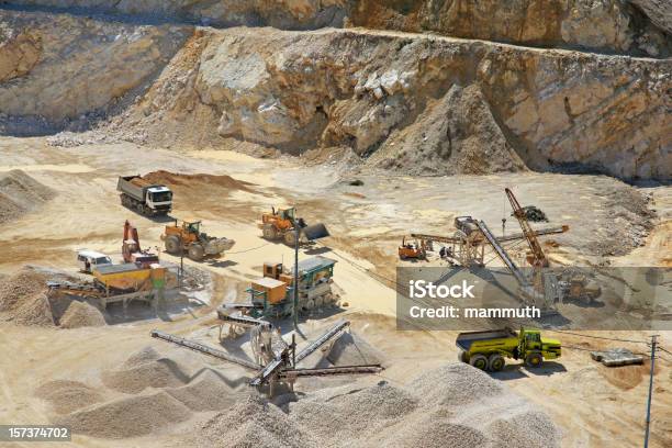 Photo libre de droit de Carrière banque d'images et plus d'images libres de droit de Carrière - Carrière, Grue - Engin de chantier, Bulldozer