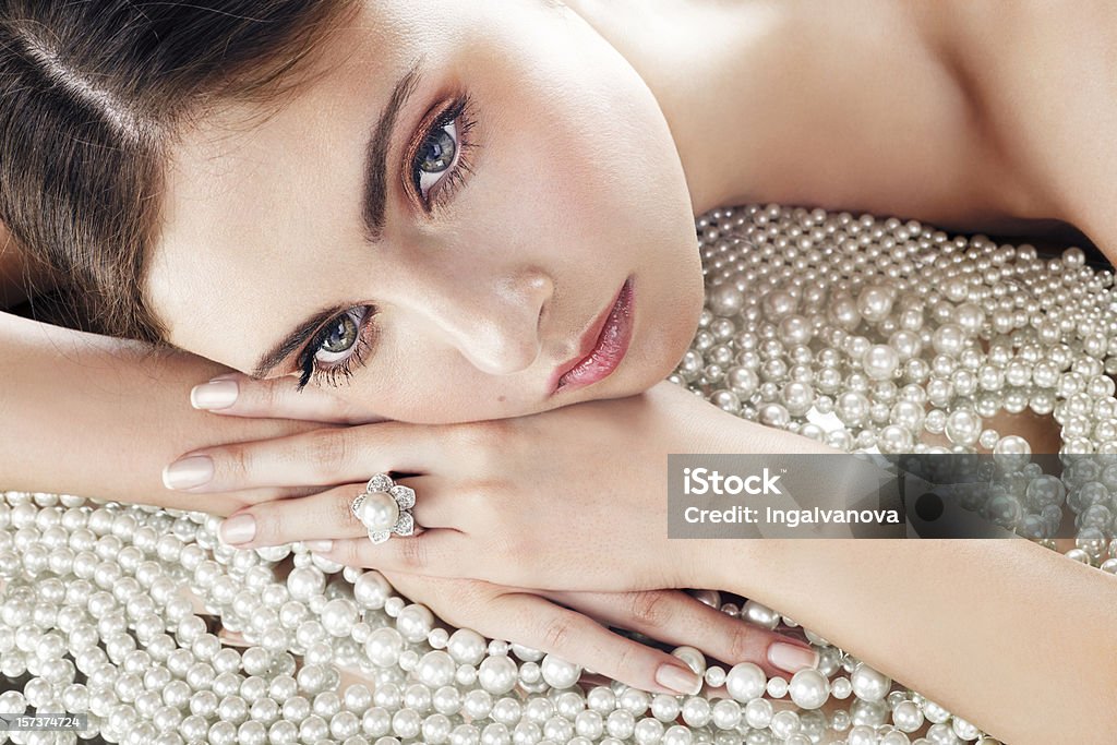 Belleza y perlas - Foto de stock de Collar libre de derechos