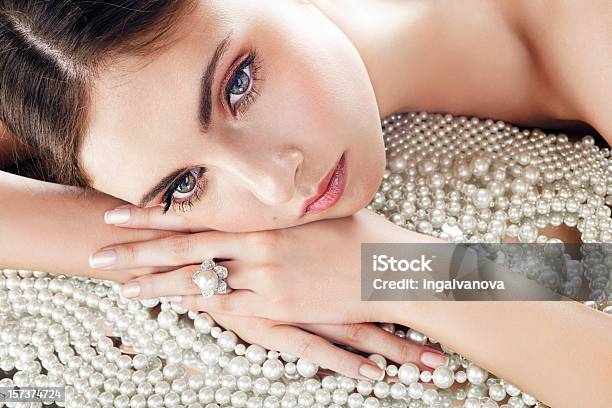 Belleza Y Perlas Foto de stock y más banco de imágenes de Collar - Collar, Diamante, Mujer bella
