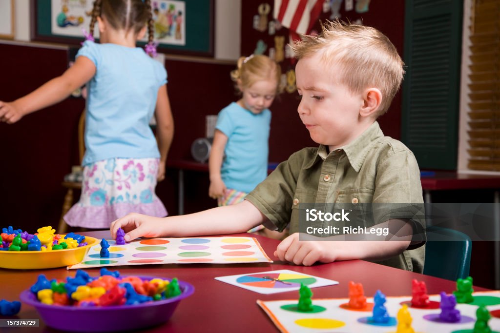 Bébés enfants dans une salle de classe - Photo de Apprentissage libre de droits