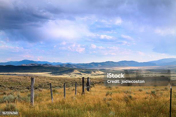 Zabarwiona Montana Niebo - zdjęcia stockowe i więcej obrazów Stan Montana - Stan Montana, Krajobraz, Pejzaże