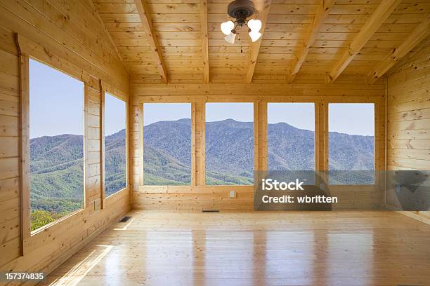 Quarto Com Uma Vista Mas Não Comprador - Fotografias de stock e mais imagens de Pessoas serenas - Pessoas serenas, Interior de Casa, Montanha