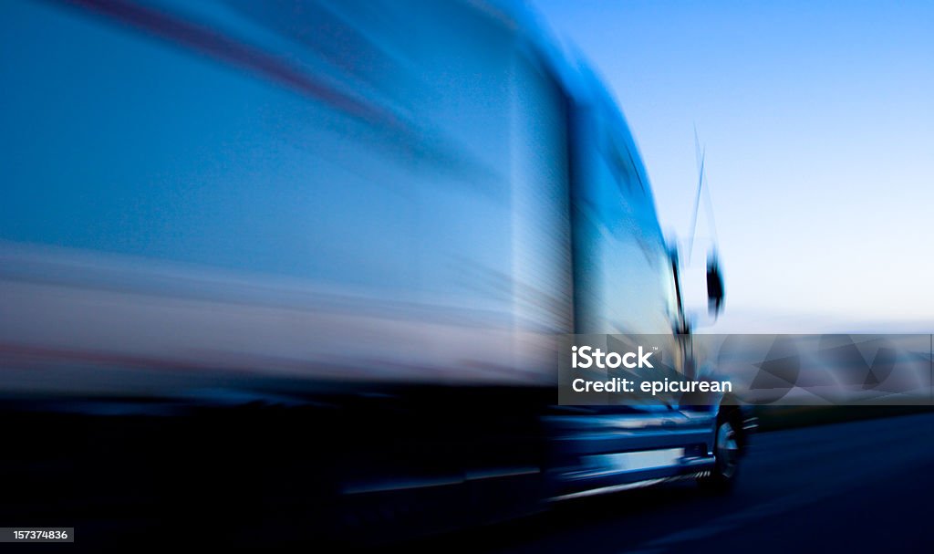 Caminhão excesso de velocidade na rodovia, ao anoitecer - Foto de stock de Caminhão articulado royalty-free