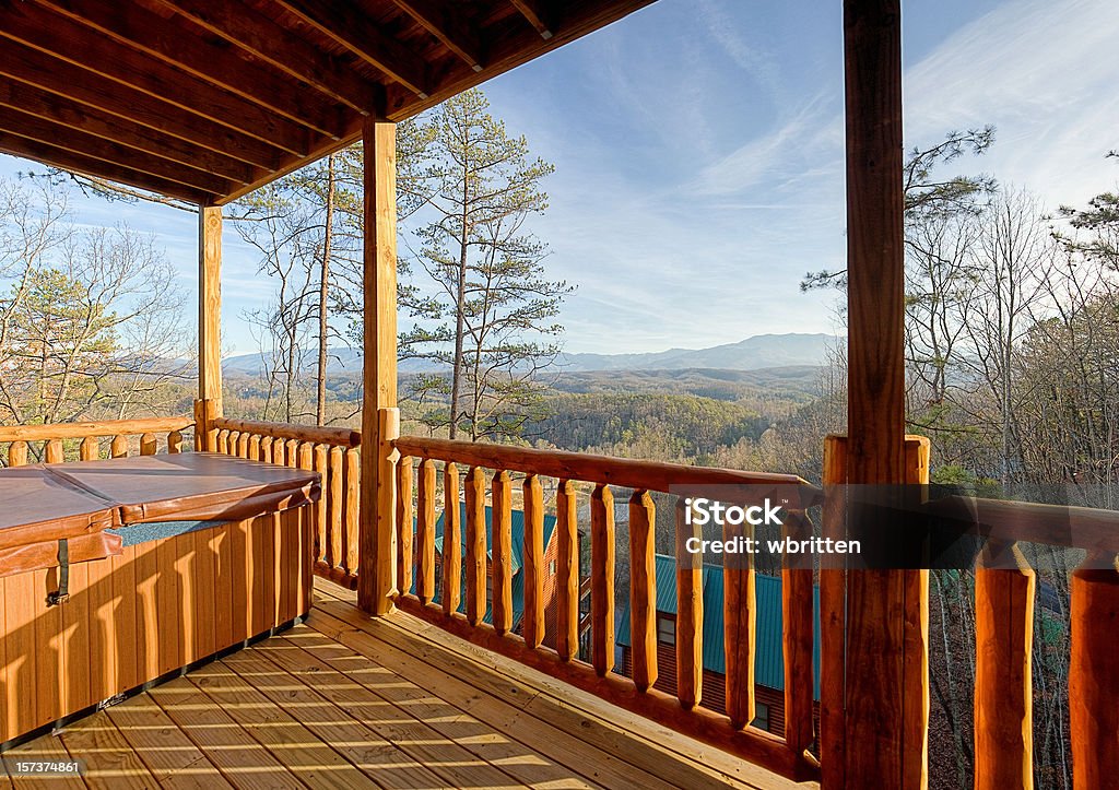 Piscina de hidromasaje con vista - Foto de stock de Cabaña de madera libre de derechos