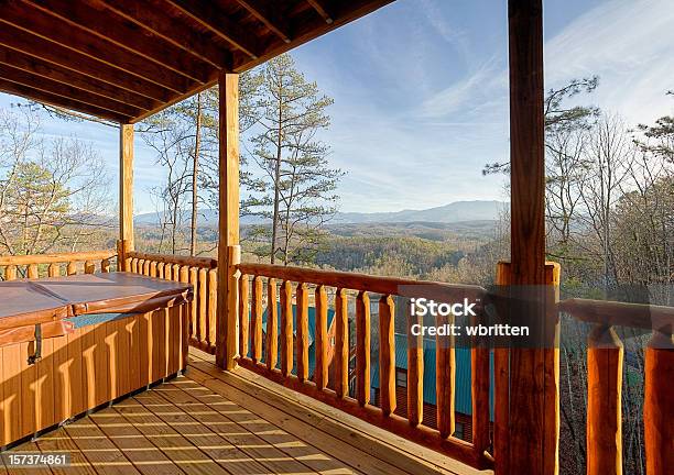 Piscina De Hidromasaje Con Vista Foto de stock y más banco de imágenes de Cabaña de madera - Cabaña de madera, Patio de madera, Bañera caliente