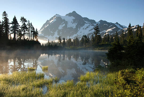 Mt Shuksan reflection Mt Baker National Park, Washington, USA picture lake stock pictures, royalty-free photos & images