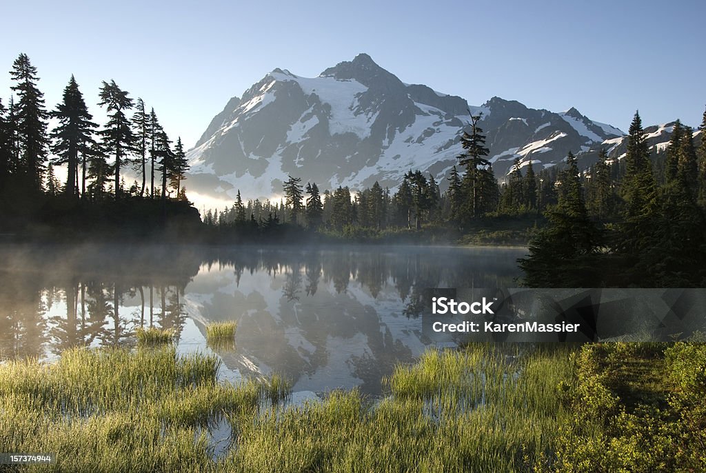 Monte Shuksan reflexo - Foto de stock de Estado de Washington royalty-free