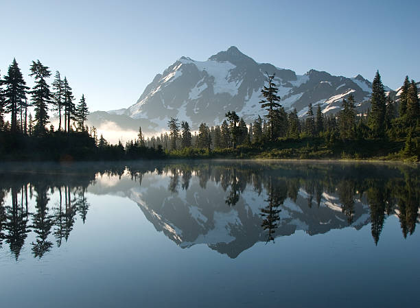 mont shuksan reflet - lac picture lake photos et images de collection