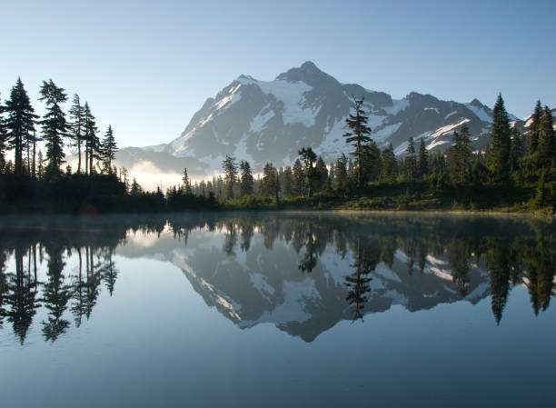 シュクサン山反射 - picture lake ストックフォトと画像