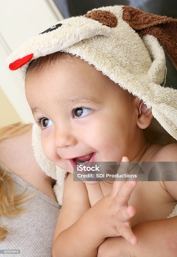 Enfant souriant après le bain - Photo de Bébé libre de droits