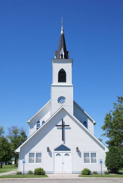 rural vintage igreja branca em dakota do norte - lugar de devoção religiosa - fotografias e filmes do acervo