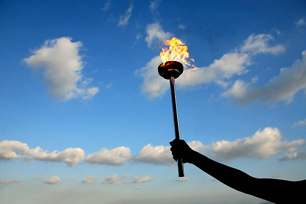 linterna de liderazgo - flaming torch fire flame sport torch fotografías e imágenes de stock