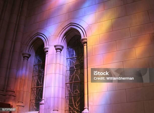 Catedral De Colores Foto de stock y más banco de imágenes de Vidriera de colores - Vidriera de colores, Luz natural, Reflejo - Efecto de luz