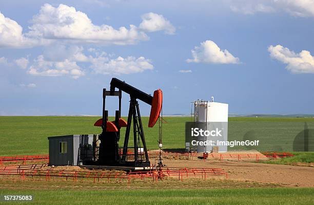 Foto de Pumpjack e mais fotos de stock de Alberta - Alberta, Azul, Canadá