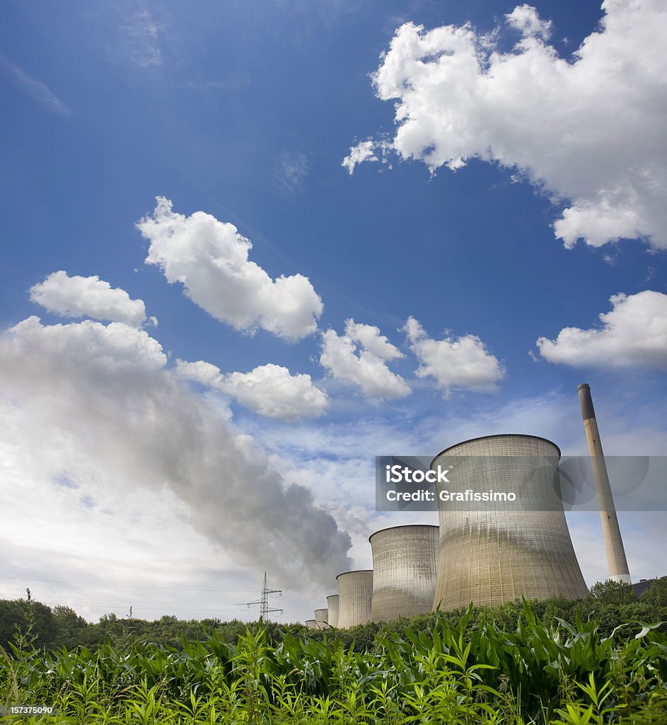 Cielo blu sopra la stazione di - Foto stock royalty-free di Energia idroelettrica