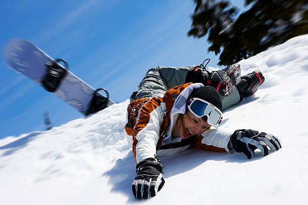 caucasianas fêmeas apagamento atleta de snowboard nas montanhas nevadascomment, espaço para texto - snowboard boot imagens e fotografias de stock