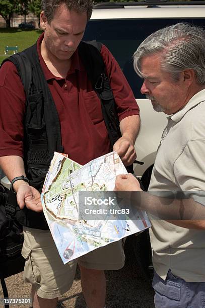 Dos Hombres Estudiando Un Mapa Foto de stock y más banco de imágenes de Adulto - Adulto, Asiento de pasajero, Coche