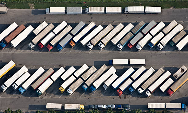 estacionamento para caminhões lugar acima - truck parking horizontal shipping - fotografias e filmes do acervo