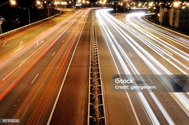 Tráfego Ocupado À Noite - Fotografias de stock e mais imagens de Carro - Carro, Cidade, Exposição Longa