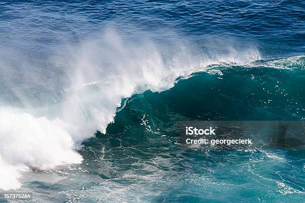 Grande Onda Bate - Fotografias de stock e mais imagens de Abstrato - Abstrato, Acidente Natural, Ao Ar Livre