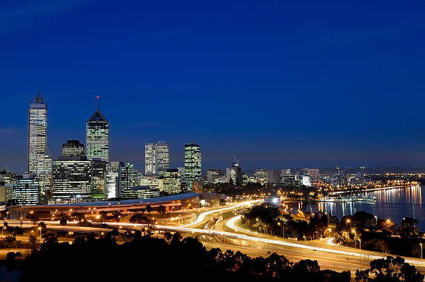 perth skyline bei nacht - australian culture scenics australia panoramic stock-fotos und bilder