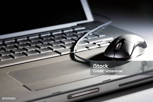 Foto de Laptop E Mouse e mais fotos de stock de Novo - Novo, Laptop, Mouse de Computador