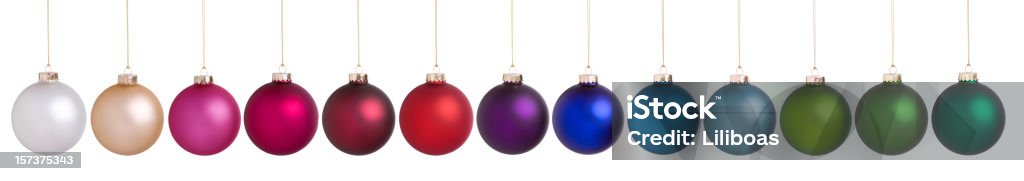 Bolas para árvore de Natal colorido pendurado em uma linha isolada no branco. - Royalty-free Bola de Árvore de Natal Foto de stock