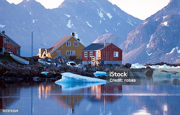 Casa In Groenlandia - Fotografie stock e altre immagini di Groenlandia - Groenlandia, Acqua, Ambientazione esterna