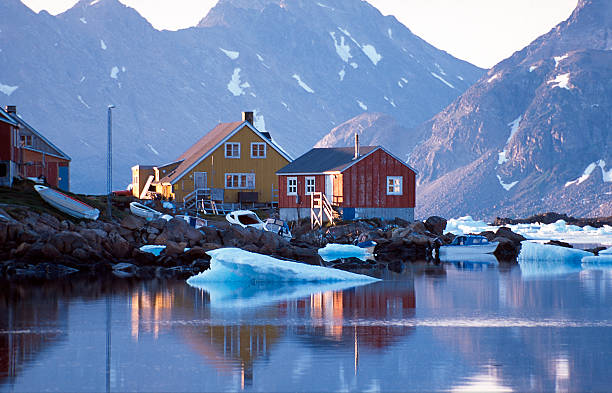 casa na groenlândia - massa de gelo flutuante - fotografias e filmes do acervo