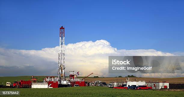 Photo libre de droit de Industrie Du Pétrole Forage Pétrolier Offshore En Alberta banque d'images et plus d'images libres de droit de Plateforme de forage