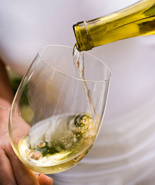 vino blanco - wine pouring wineglass white wine fotografías e imágenes de stock