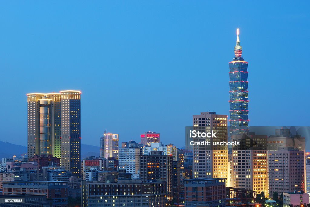 Тайбэй Skyline в сумерках - Стоковые фото Офисное здание роялти-фри
