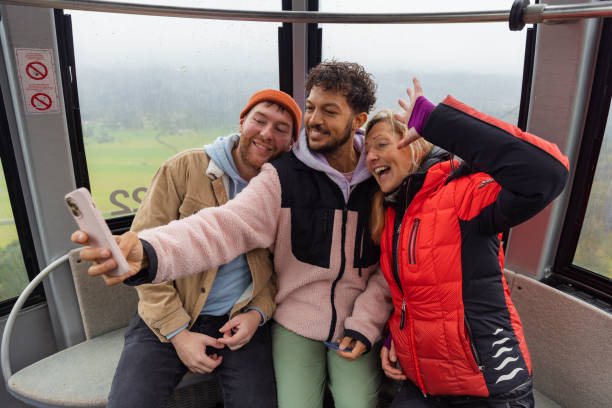 selfies en téléphérique - zugspitze mountain germany high up cloudscape photos et images de collection